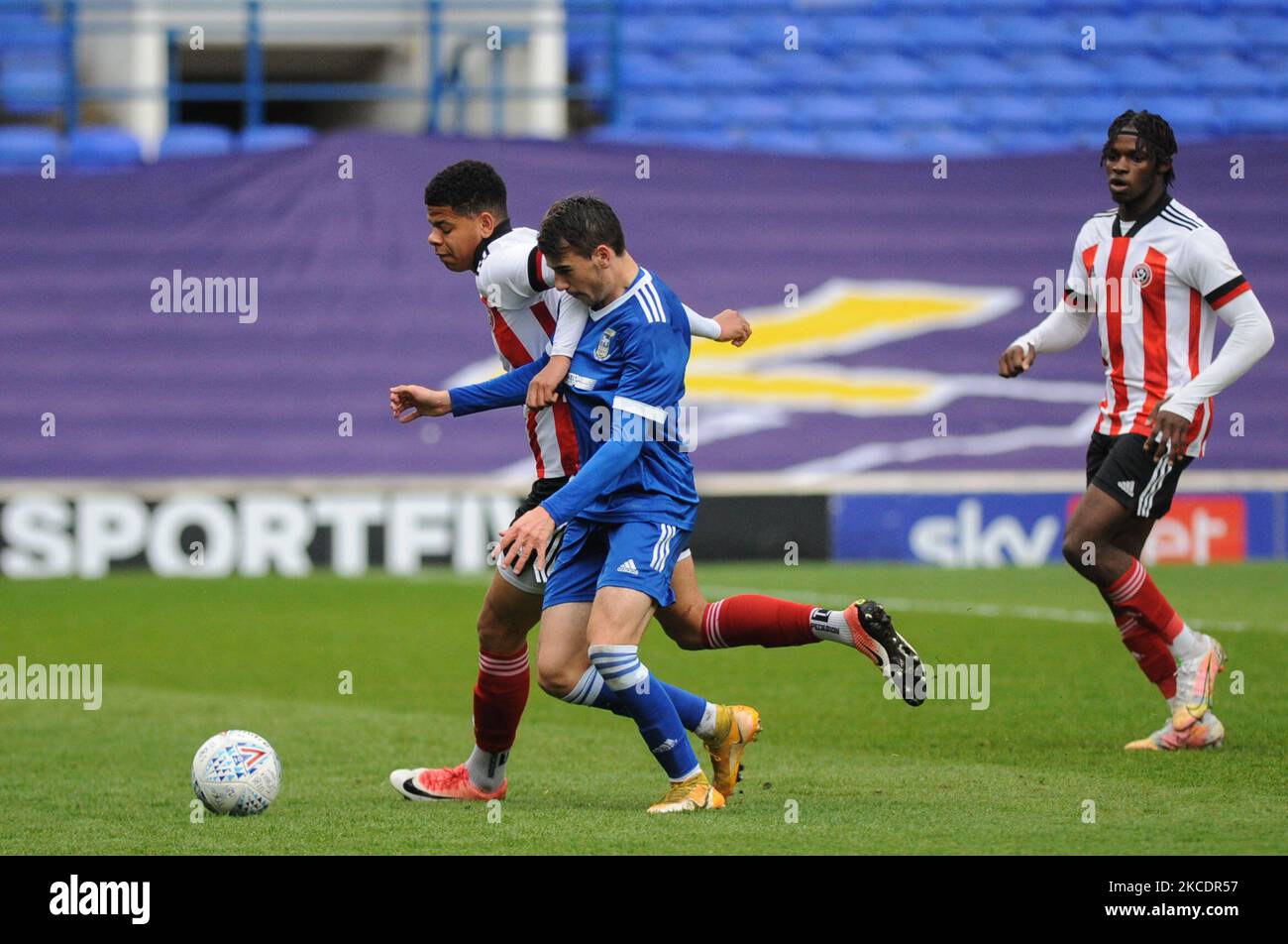 Ipswichs Liam Gibbs and Sheffield Uniteds Will Osula battle for the ball during the FA Youth Cup Quarter Final match between Ipswich Town and Sheffield United at Portman Road, Ipswich on Friday 30th April 2021. (Photo by Ben Pooley/MI News/NurPhoto) Stock Photo