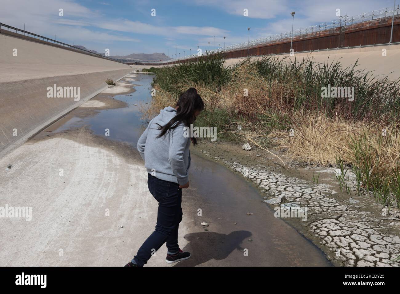 15-year-old Maria from Guatemala crossed the Rio Grande in Ciudad Juarez, Mexico, on May 2, 2021 to surrender to Border Patrol agents with the intention of requesting political asylum in the United States, Maria does not speak Spanish or English, she speaks Chuj, the poverty in her town forced her to look for their relatives in the United States. (Photo by David Peinado/NurPhoto) Stock Photo