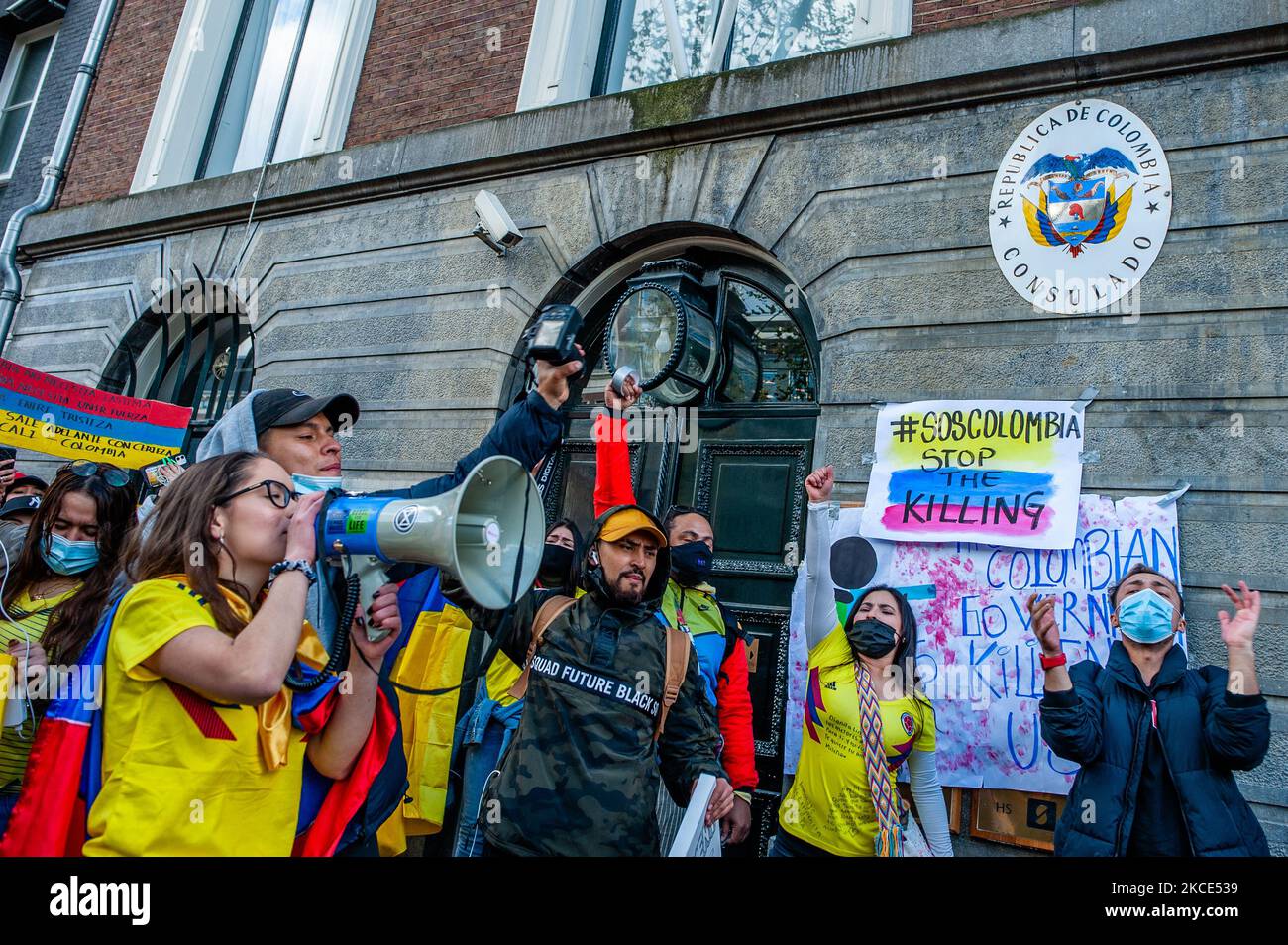 Hundreds of Colombian people are gathering in front of the Colombian embassy in Amsterdam, Netherlands on May 7th, 2021 to show their support with the people in Colombia and to protest against the Colombian government. (Photo by Romy Arroyo Fernandez/NurPhoto) Stock Photo