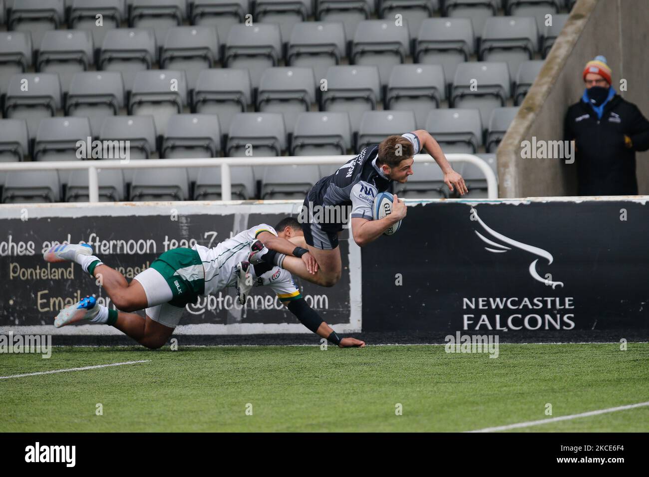 Ben Stevenson on his way to the try line for Newcastle Falcons during the Gallagher Premiership match between Newcastle Falcons and London Irish at Kingston Park, Newcastle on Saturday 8th May 2021. (Photo by Chris Lishman/MI News/NurPhoto) Stock Photo
