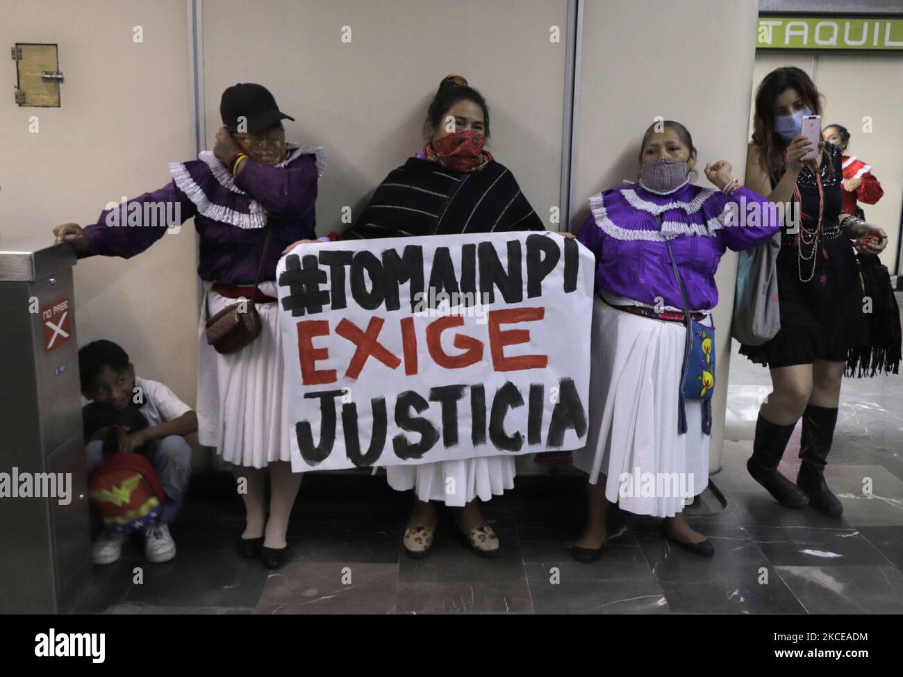 Mothers of the Otomí indigenous community and members of the Zapatista