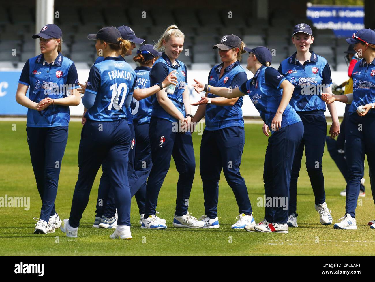 Kent CCC wOMEN PLAYERS USING THE SPRAY during Womens County T20 South East Group between Essex CCC and Kent CCC at The Cloudfm County Ground Women Chelmsford, on 09th May, 2021 (Photo by Action Foto Sport/NurPhoto) Stock Photo