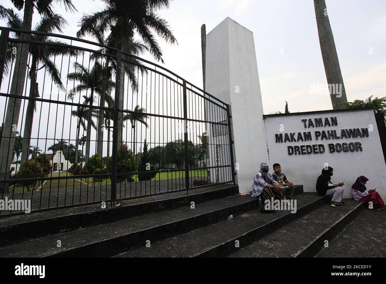 View of the closed door in a cemetery in Bogor, Indonesia, May 12, 2021. after the Governor of Jakarta and Regional heads in the suburbs of Jakarta (Jabodetabek) closed all cemeteries from May 12 - 16, 2021 for pilgrimage to anticipate a surge in crowd that could risk new virus infections (Photo by Adriana Adie/NurPhoto) Stock Photo