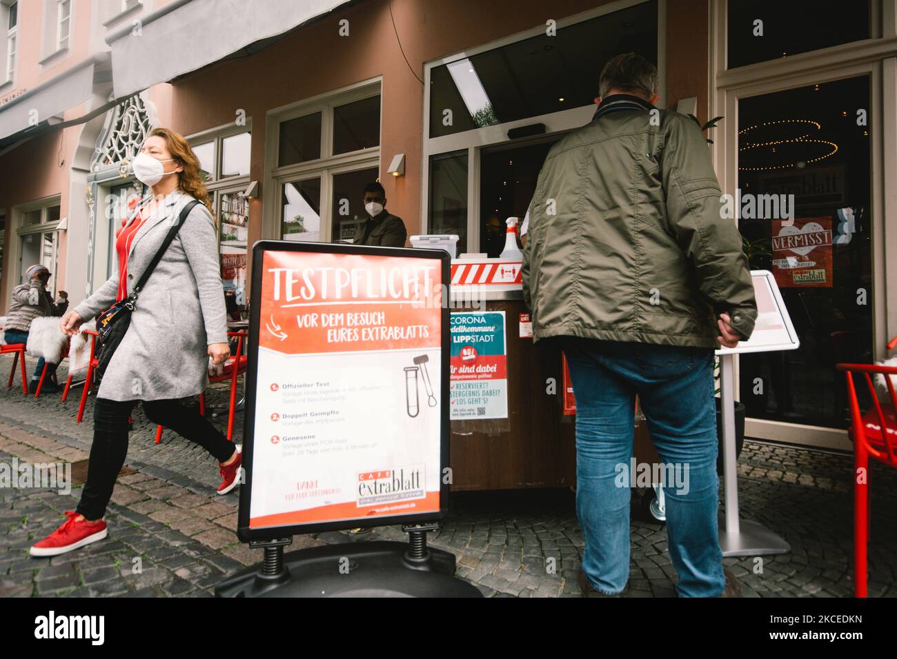 test required is seen in front of a outdoor cafe in Lippstadt, Germany on May 12, 2021 as Soest and Lippstadt are two the first model cities to be selected in North Rhine Westphalian begin to relax lock down measture in the region with low infection rates (Photo by Ying Tang/NurPhoto) Stock Photo