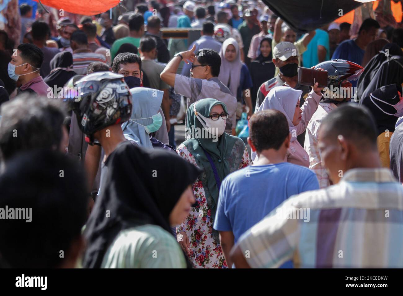 People are seen gathering a traditional market to buy meat, as a tradition before celebrating Eid al-Fitr called' Meugang' in Lhokseumawe, on May 12, 2021, Aceh Province, Indonesia. Acehnese people continue to carry out the 'Meugang' tradition that has lasted for hundreds of years, each family buying and cooking meat before Ramadan, Eid al-Fitr, and Eid al-Adha. (Photo by Fachrul Reza/NurPhoto) Stock Photo
