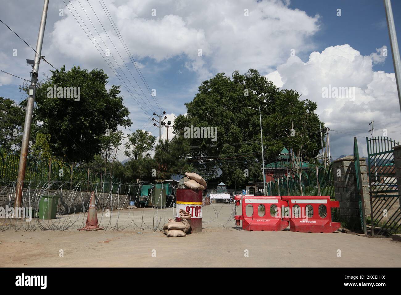 Indian forces blocked a road during restrictions in Old City Srinagar, Indian Administered Kashmir on 14 May 2021. (Photo by Muzamil Mattoo/NurPhoto) Stock Photo