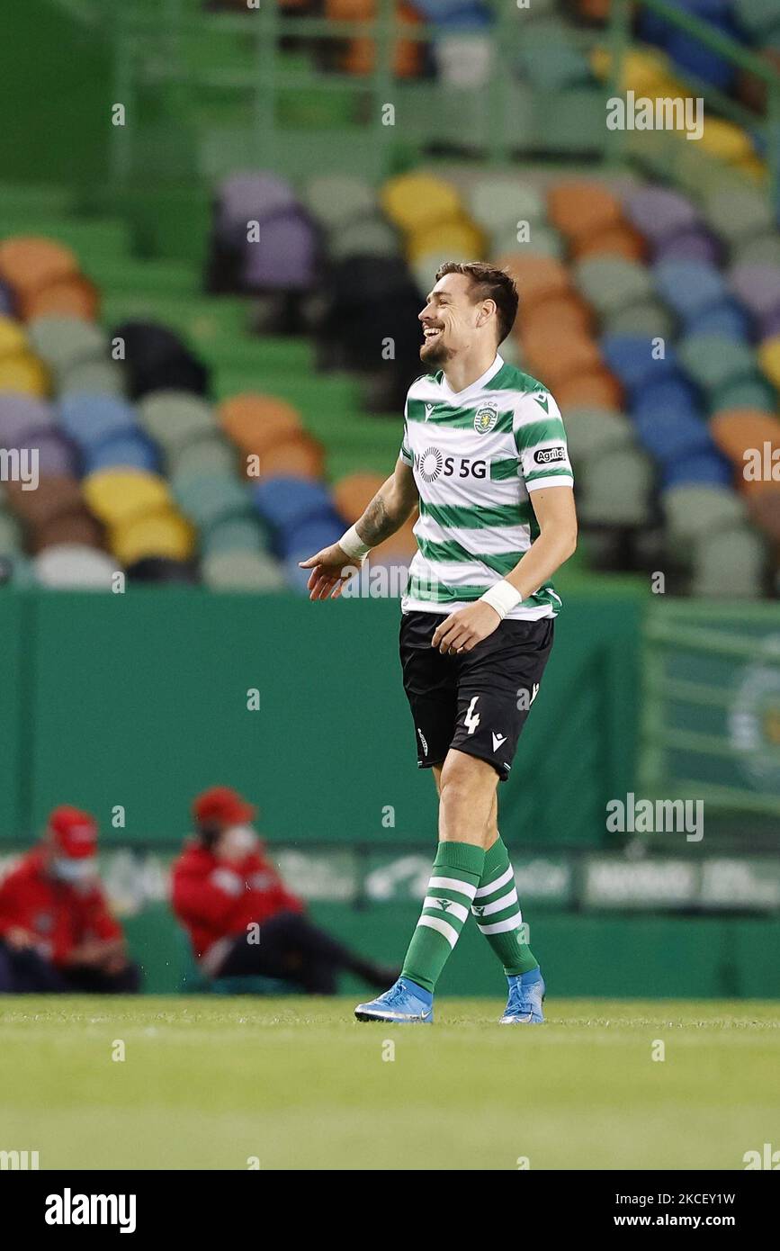Sebastián Coates laughs with a referee decision during the game for Liga NOS between Sporting CP and Maritimo, at Estadio José Alvalade, Lisboa, Portugal, 19, May, 2021 (Photo by João Rico/NurPhoto) Stock Photo