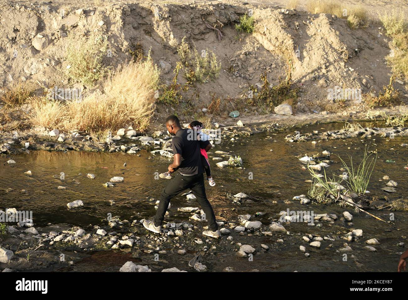 Migrants cross into the US from Mexico along Rio Bravo on May 19,2021 in Ciudad Juarez Mexico.According to unofficial estimates approximately 200,000 migrants have crossed into the United States along the southern border since February 2021. (Photo by John Lamparski/NurPhoto) Stock Photo