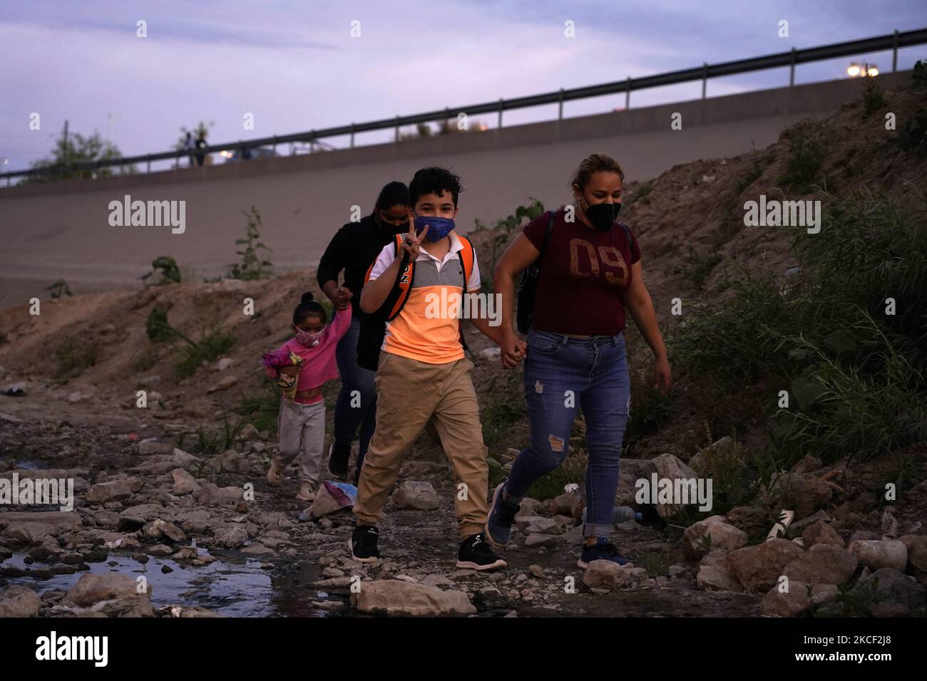 Migrants with children cross Rio Bravo from Mexico to the US on May 21, 2021 in Ciudad Juarez Mexico. According to unofficial estimates approximately 200,000 migrants have crossed into the United States along the southern border since February 2021. (Photo by John Lamparski/NurPhoto) Stock Photo