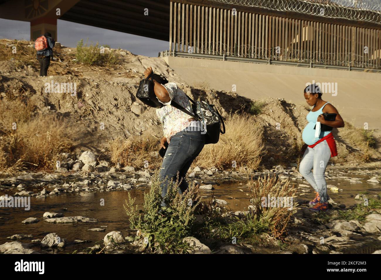 Migrants cross Rio Bravo from Mexico to the US on May 21, 2021 in Ciudad Juarez Mexico.According to unofficial estimates approximately 200,000 migrants have crossed into the United States along the southern border since February 2021. (Photo by John Lamparski/NurPhoto) Stock Photo