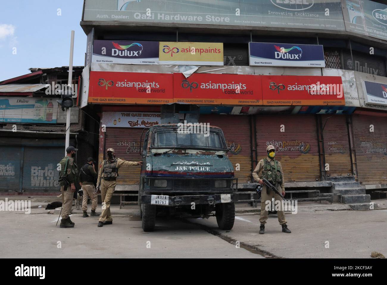 Indian police forces stand alert during the strictest Covid-19 curfew on the anniversary of the assasination of two Pro-Freedom leaders in Srinagar, Indian Administered Kashmir on 21 May 2021. (Photo by Muzamil Mattoo/NurPhoto) Stock Photo