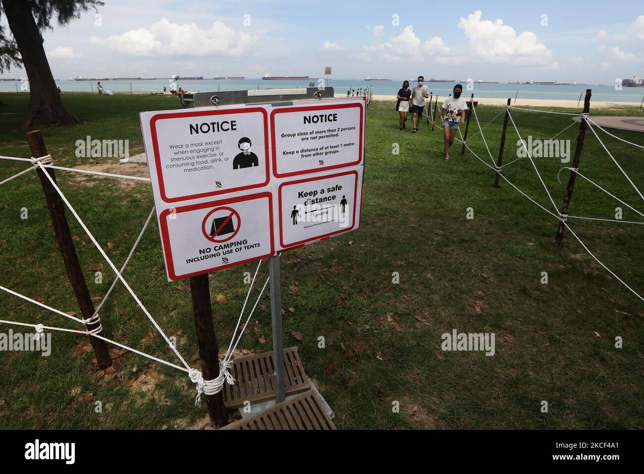 Safe distancing measures signboard hires stock photography and images