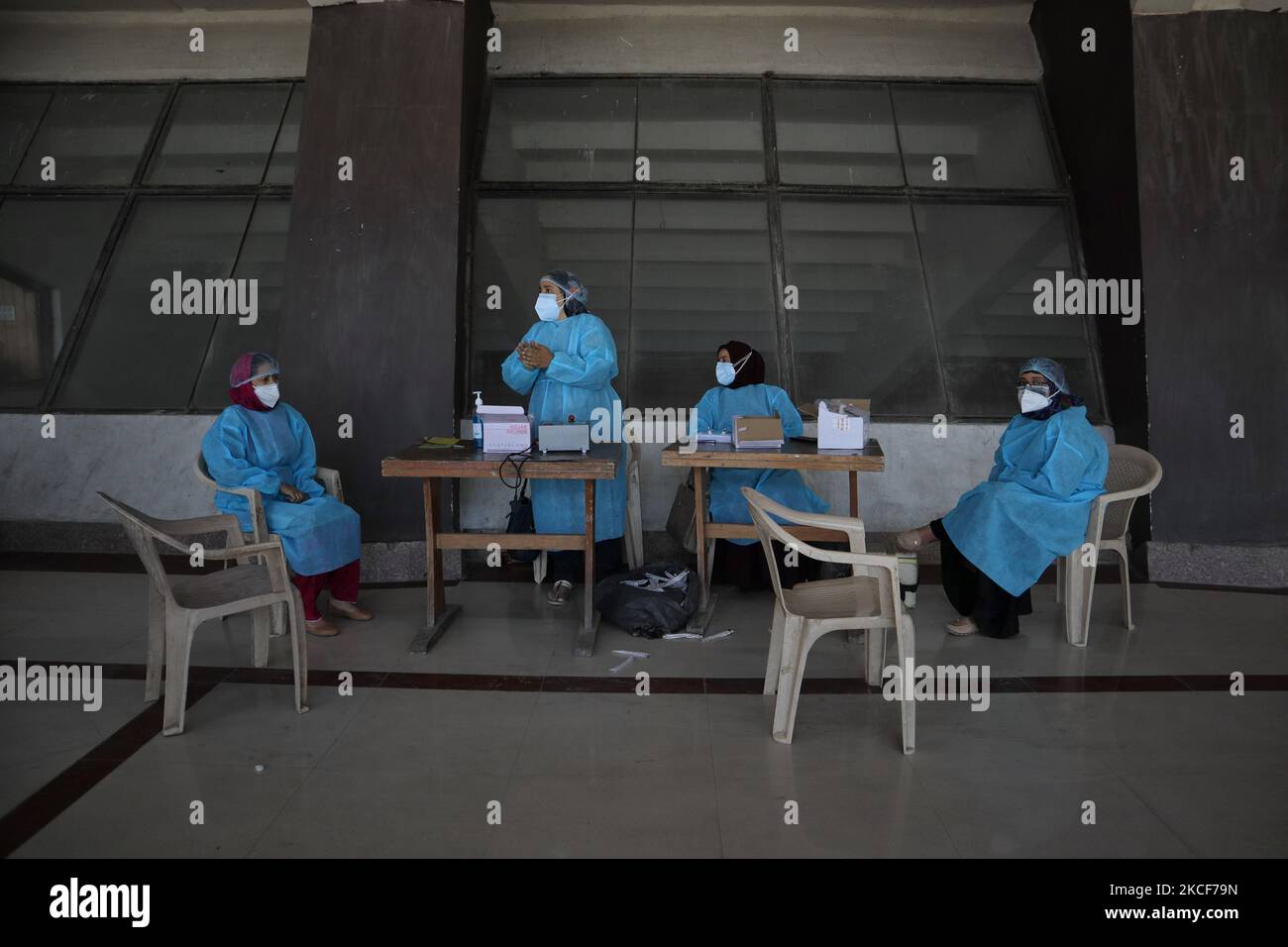 Health workers wait for people at a makeshift health center in Srinagar, Indian Administered Kashmir on 25 May 2021. India recorded below 2,00,000 covid-19 cases lowest in last 40 days. 3260 deaths were reported across India in last 24 hours. (Photo by Muzamil Mattoo/NurPhoto) Stock Photo