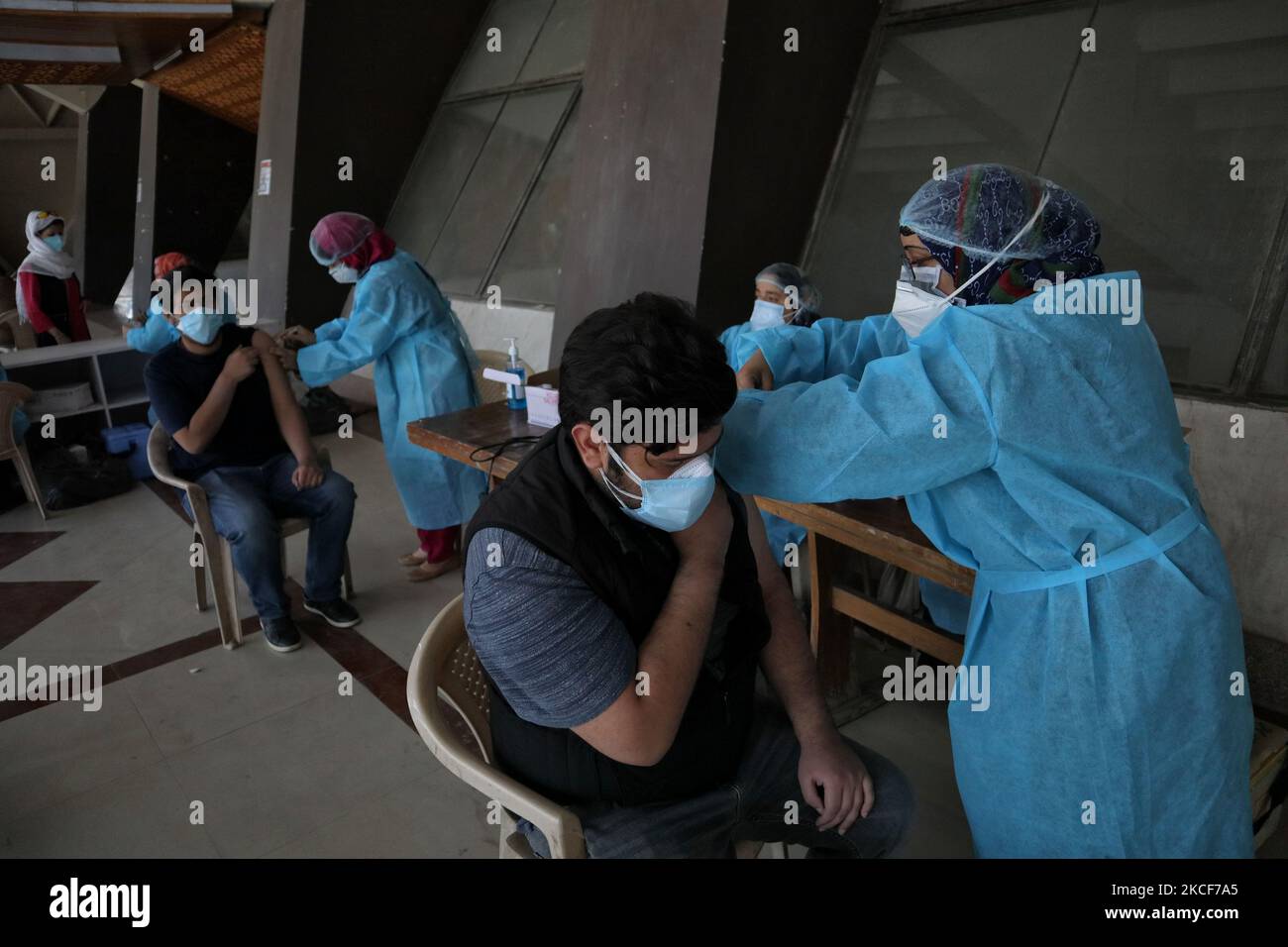 Health workers inject a dose of AstraZeneca Covid-19 vaccine at a makeshift health center in Srinagar, Indian Administered Kashmir on 25 May 2021. India recorded below 2,00,000 covid-19 cases lowest in last 40 days. 3260 deaths were reported across India in last 24 hours. (Photo by Muzamil Mattoo/NurPhoto) Stock Photo
