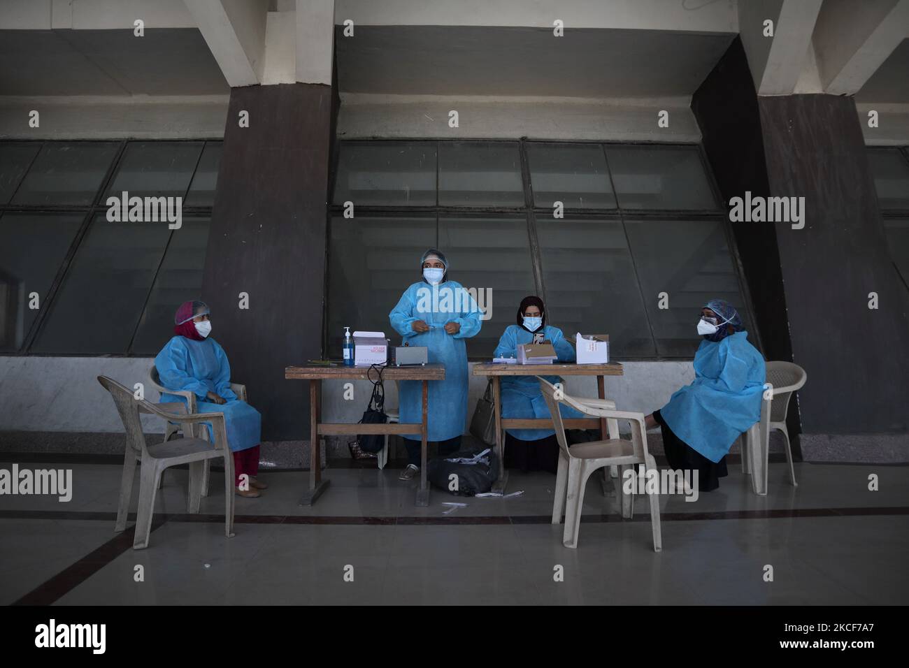 Health workers wait for people at a makeshift health center in Srinagar, Indian Administered Kashmir on 25 May 2021. India recorded below 2,00,000 covid-19 cases lowest in last 40 days. 3260 deaths were reported across India in last 24 hours. (Photo by Muzamil Mattoo/NurPhoto) Stock Photo