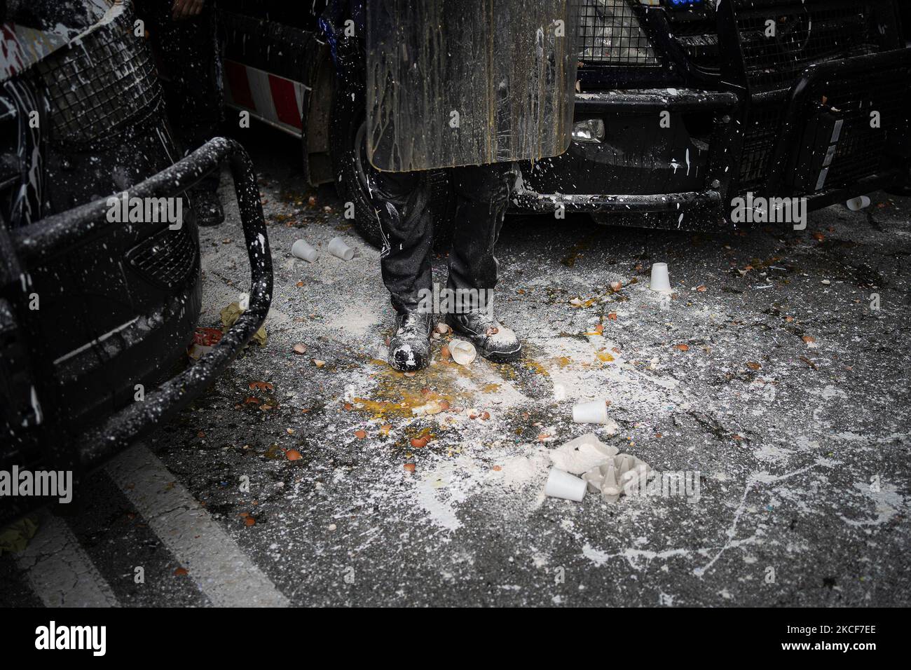 Anti-eviction activists clash with police throwing paint, eggs and flour on May 25, 2021, during an executed an eviction from a flat in the Llavors occupied Block, in the Poble Sec neighborhood, in Barcelona, Spain. (Photo by Pau de la Calle/NurPhoto) Stock Photo