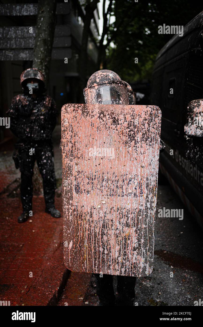 Anti-eviction activists clash with police throwing paint, eggs and flour on May 25, 2021, during an executed an eviction from a flat in the Llavors occupied Block, in the Poble Sec neighborhood, in Barcelona, Spain. (Photo by Pau de la Calle/NurPhoto) Stock Photo