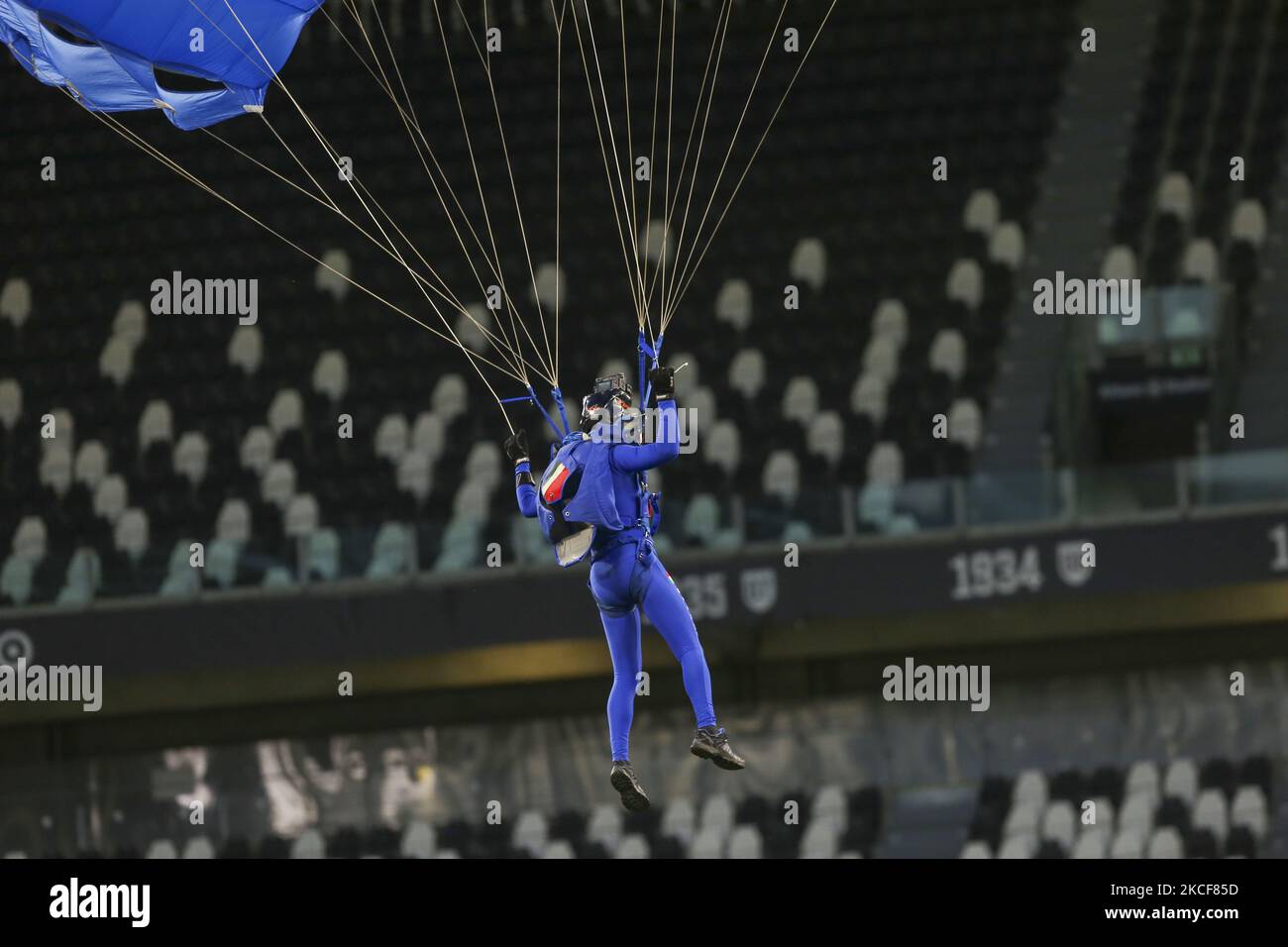 An Italian Army paratrooper during a performance before the Partita Del Cuore charity football match at Allianz Stadium on May 25, 2021 iin Turin, Italy. (Photo by Massimiliano Ferraro/NurPhoto) Stock Photo