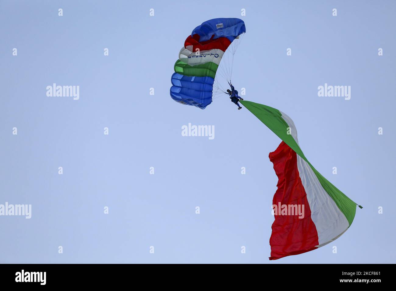 An Italian Army paratrooper during a performance before the Partita Del Cuore charity football match at Allianz Stadium on May 25, 2021 iin Turin, Italy. (Photo by Massimiliano Ferraro/NurPhoto) Stock Photo