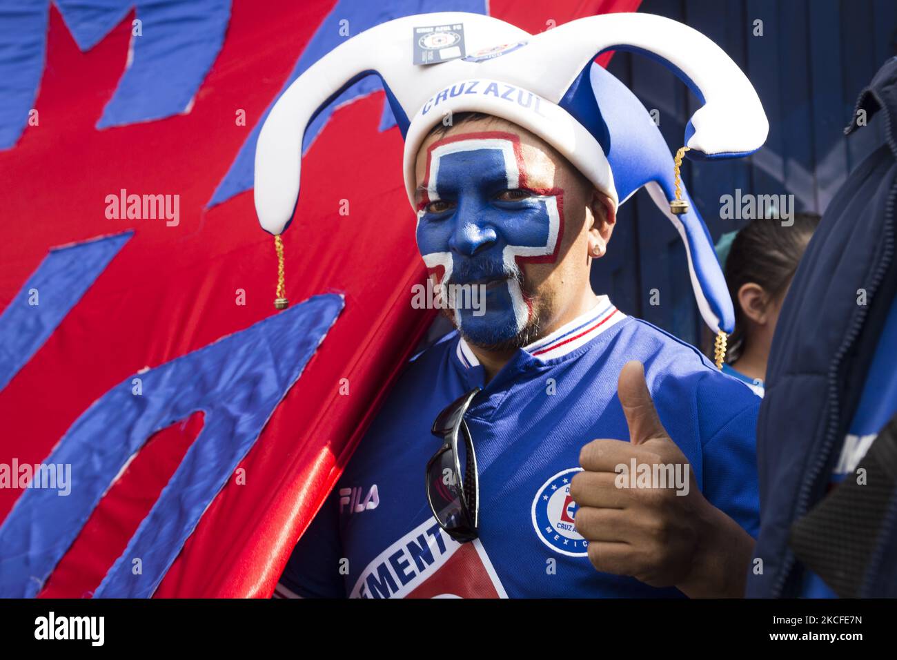 Cruz Azul fans arrive to the Azteca Stadium in Mexico City, Mexico on May 30, 2021 to recibe the players and witness the final of the Mx League, in which the capital's team beat Santos Laguna. With this triumph Cruz Azul breaks a 23-year streak without raising the cup. (Photo by Cristian Leyva/NurPhoto) Stock Photo