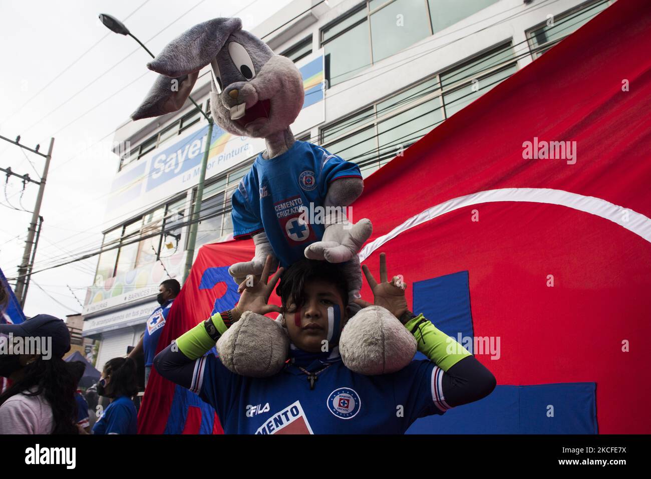 Cruz Azul fans arrive to the Azteca Stadium in Mexico City, Mexico on May 30, 2021 to recibe the players and witness the final of the Mx League, in which the capital's team beat Santos Laguna. With this triumph Cruz Azul breaks a 23-year streak without raising the cup. (Photo by Cristian Leyva/NurPhoto) Stock Photo