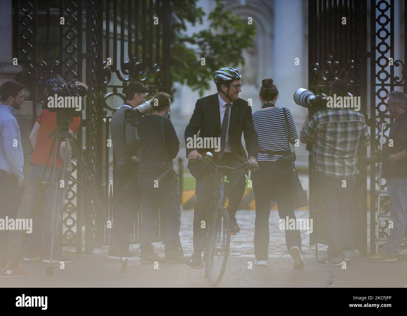 Eamon Ryan (C), Ireland's Minister for Environment, Climate and Communications, leaves the government buildings on his bicycle, with the media representatives at the gate waiting for DUP leader Edwin Poots after meeting Taoiseach Michael Martin. On Thursday, 3 June, 2021, in Dublin, Ireland. (Photo by Artur Widak/NurPhoto) Stock Photo