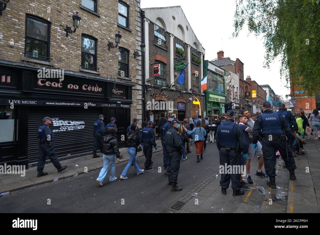 Members of Gardai enforcing coronavirus restrictions and relocating people from Temple Bar in Dublin. On Sunday, 6 June 2021, in Dublin, Ireland. (Photo by Artur Widak/NurPhoto) Stock Photo