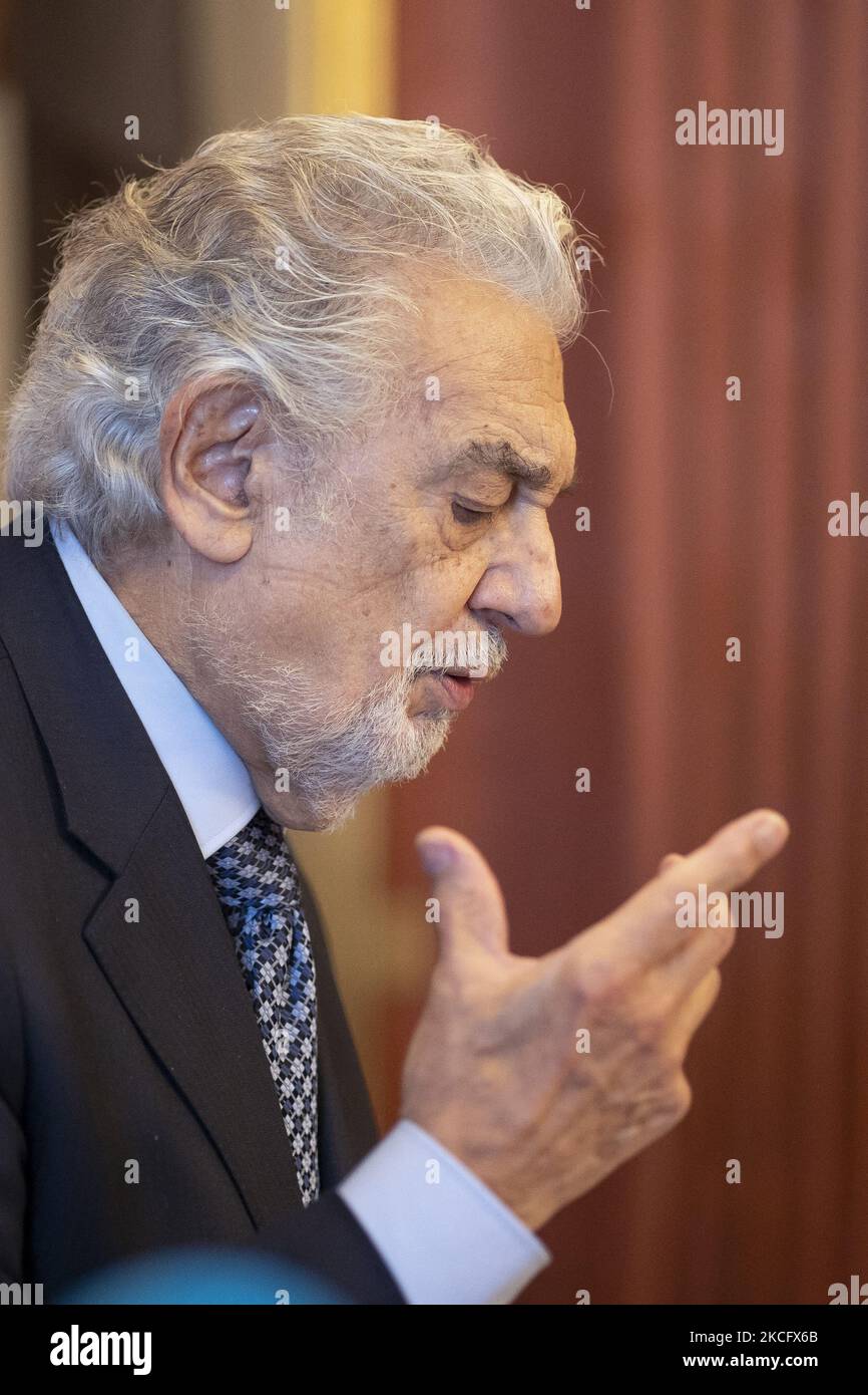 the-tenor-placido-domingo-and-marta-ornelas-receives-the-title-of