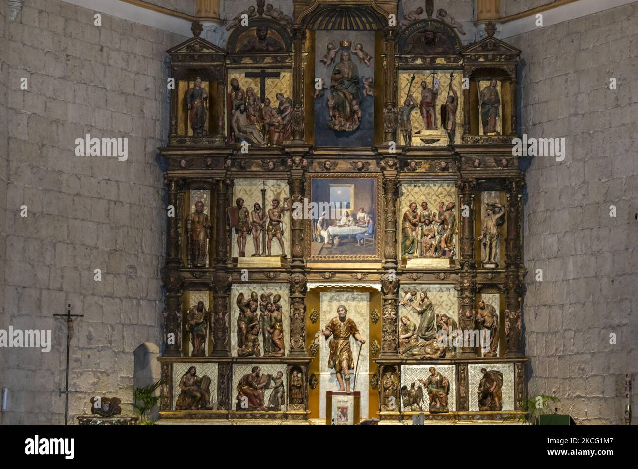 Detail of the main Plateresque altarpiece from the 16th century, which is not the original that the church of San Lazaro had in Palencia (Spain), but a replacement after the Spanish Civil War of 1936-39. On June 13, 2021 in Palencia, Spain. (Photo by Joaquin Gomez Sastre/NurPhoto) Stock Photo