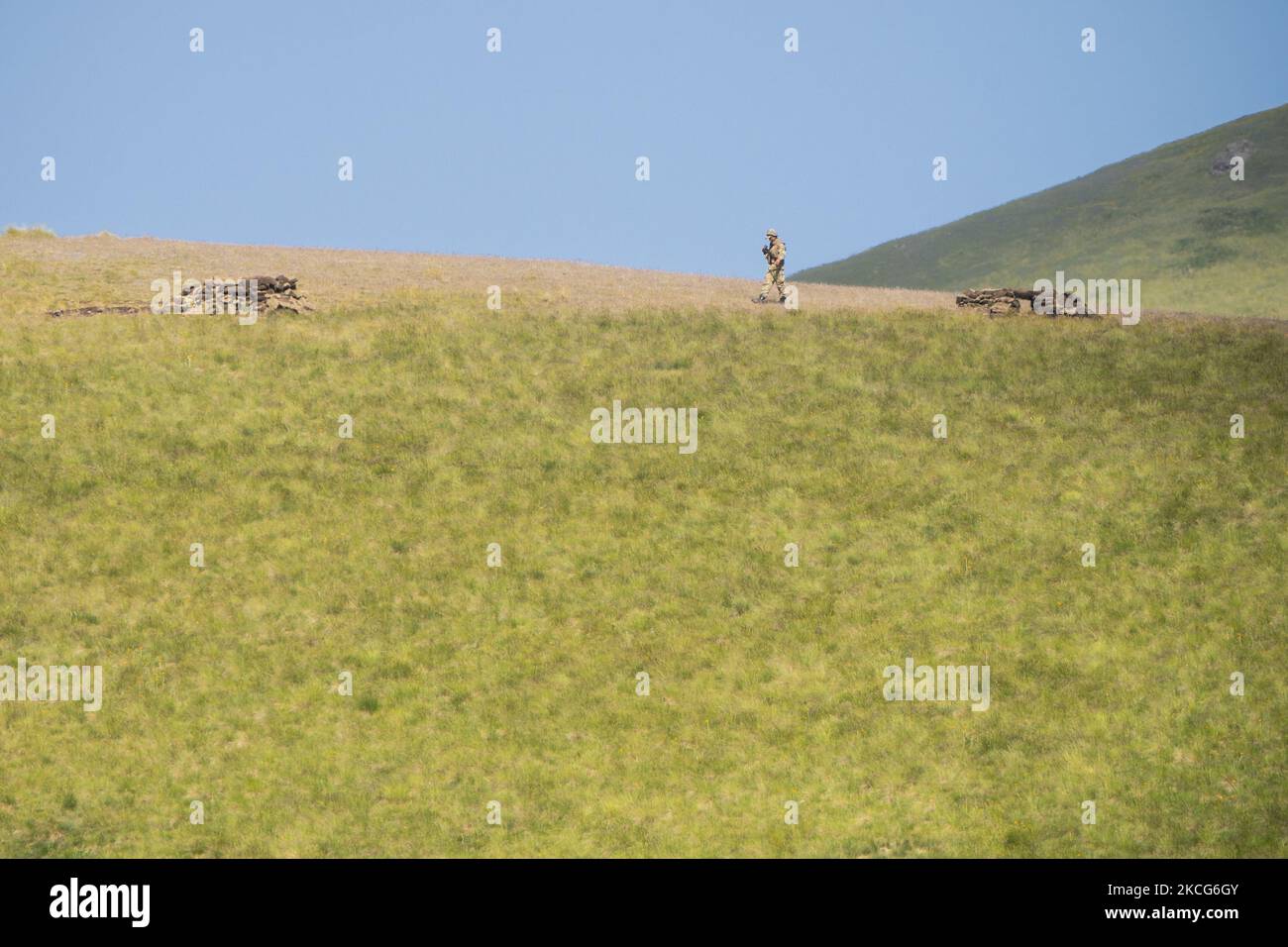 Azeri soldier patrols from an advanced detachment inside the armenian territory in the Gegharkunik province, Armenia. Azerbaijan army is interned some kilometers from the oficial border between Armenia and Azerbaijan. Distances between soldiers are only 50 meters in some cases. (Photo by Celestino Arce/NurPhoto) Stock Photo