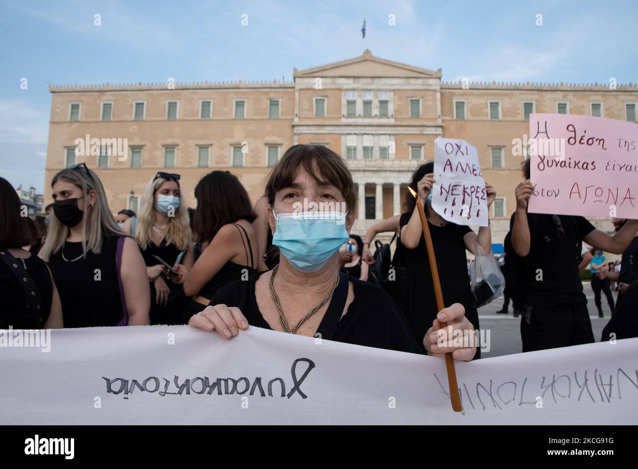 People gathered to protest wearing black clothes and holding candles in honour of Caroline Crouch in Syntagma square, front of the Greek Parliament in Athens, Greece on June 19, 2021. On June 17th Babis Anagnostopoulos, a 32-year-old pilot, confessed to having killed his British wife Caroline Crouch on May 11th, after Greek police disproved his initial claim that she had been killed during a robbery. (Photo by Nikolas Kokovlis/NurPhoto) Stock Photo