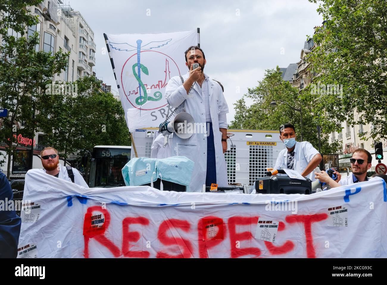 Medical interns workers demonstrate in Paris, France, on June 19, 2021 to demand the application of the law on the 48 hours of weekly work per week. They denounce their overexploitation and the many cases of suicide.(Photo by Vincent Koebel/NurPhoto) Stock Photo