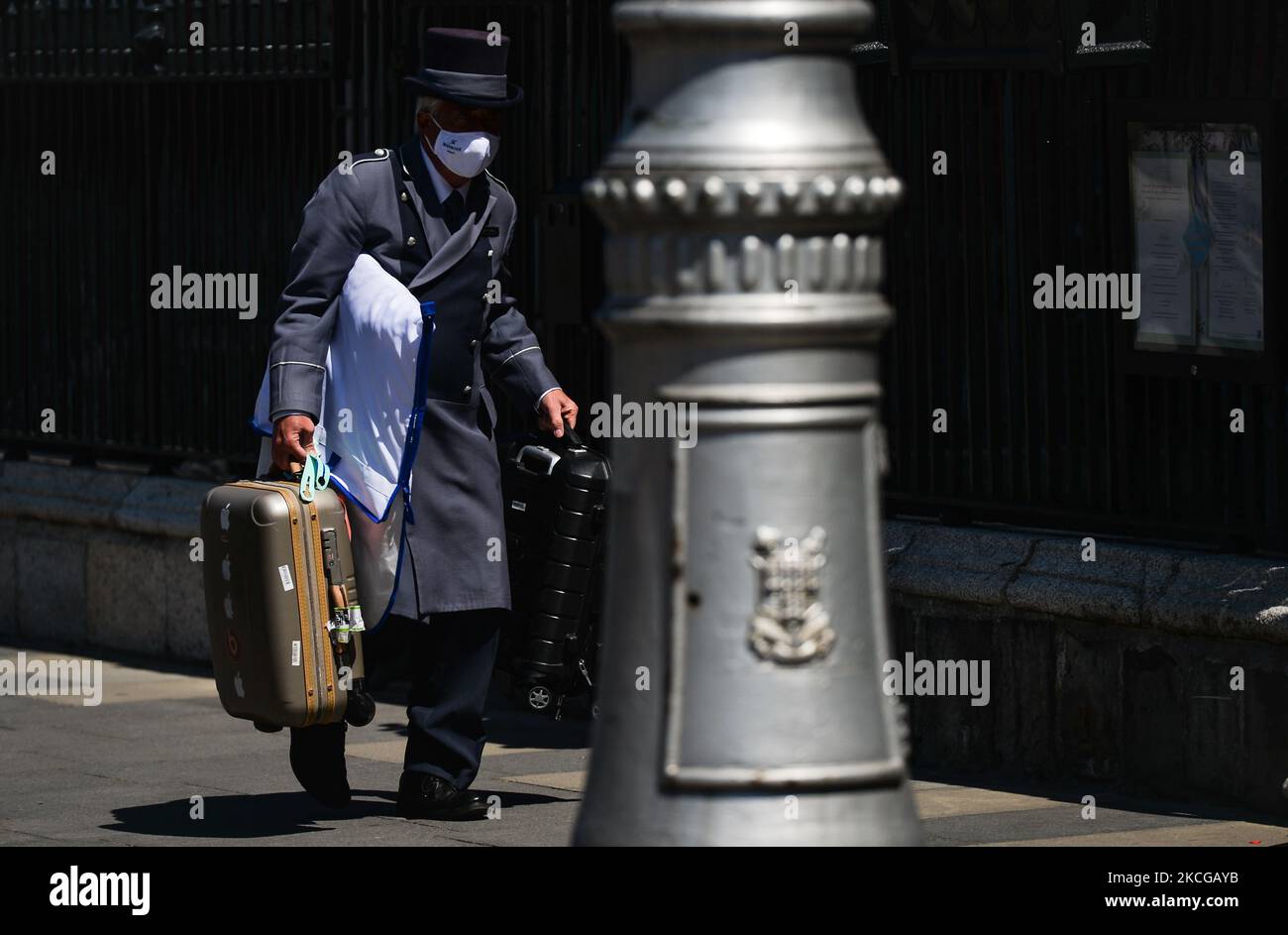 The porter carries hotel guests' luggage from the car park to the hotel