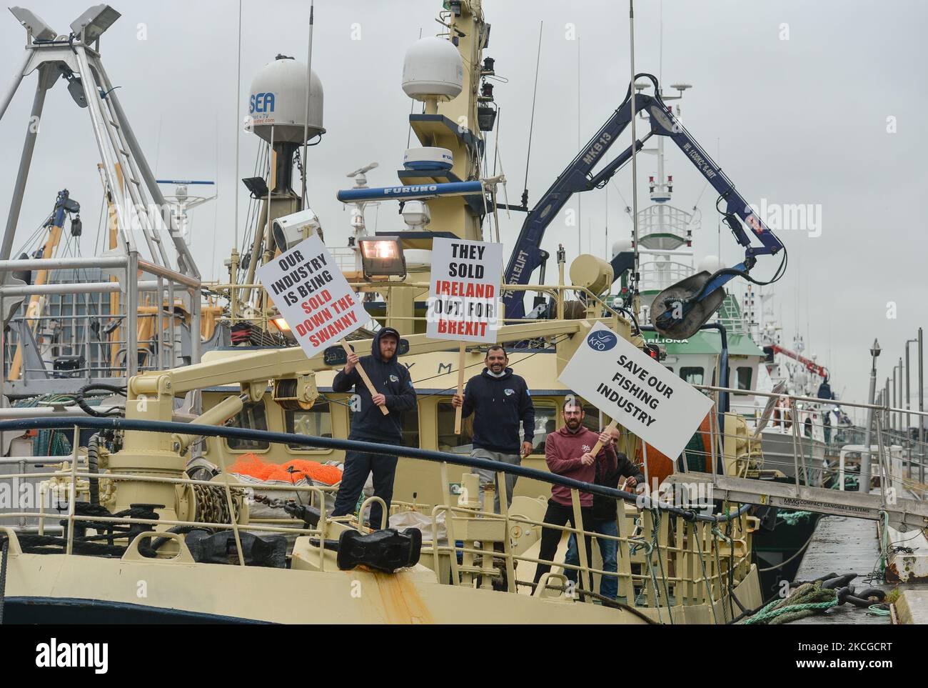 Fishermen protest to increase the share of fishing quotas in Irish