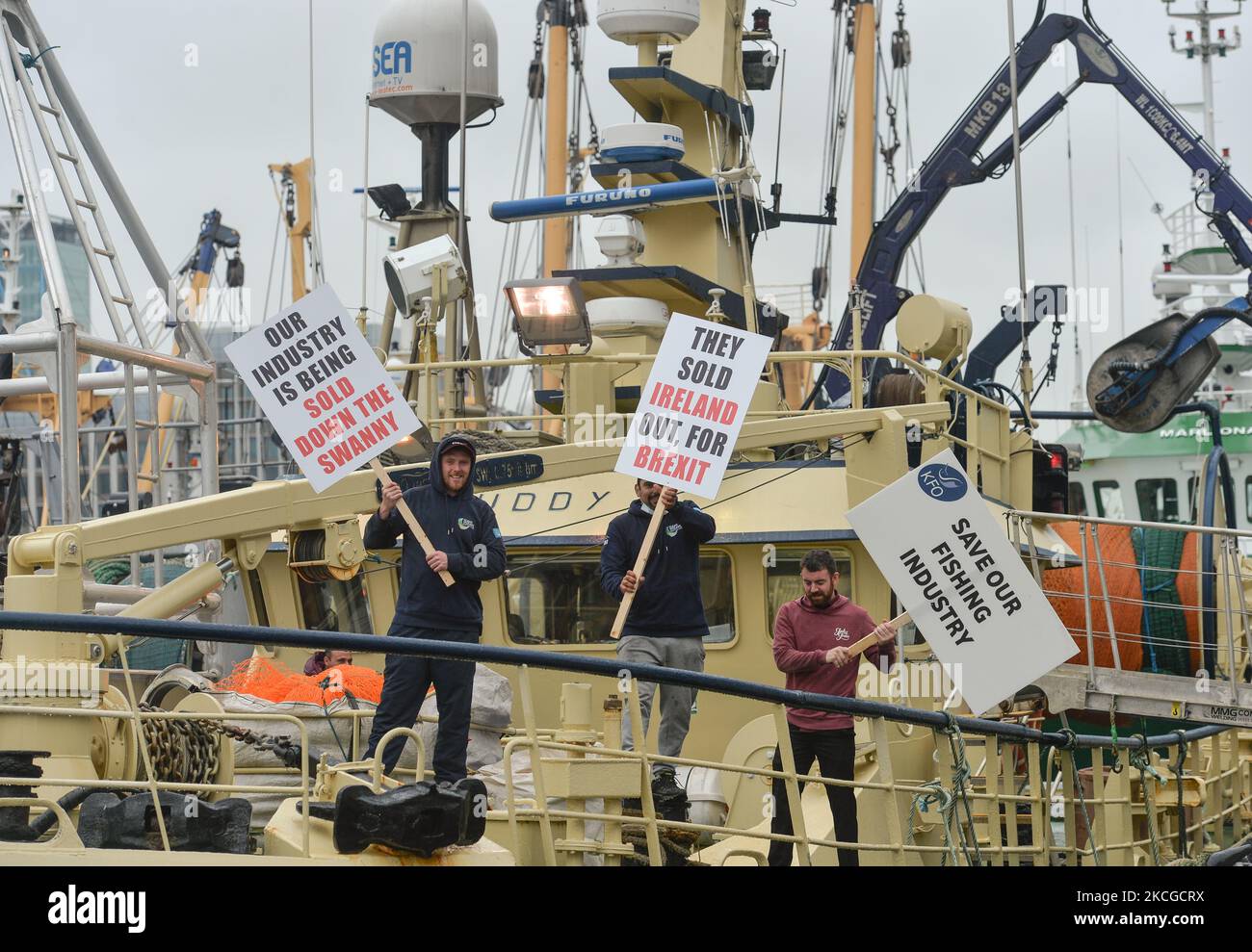 Fishermen protest to increase the share of fishing quotas in Irish
