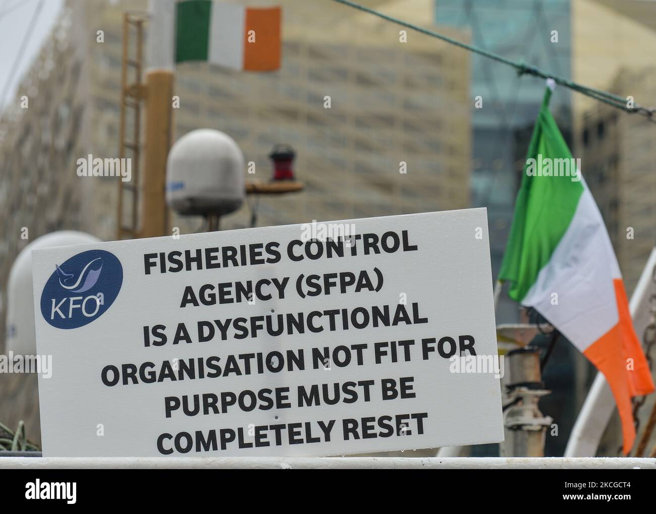 Fishermen protest to increase the share of fishing quotas in Irish