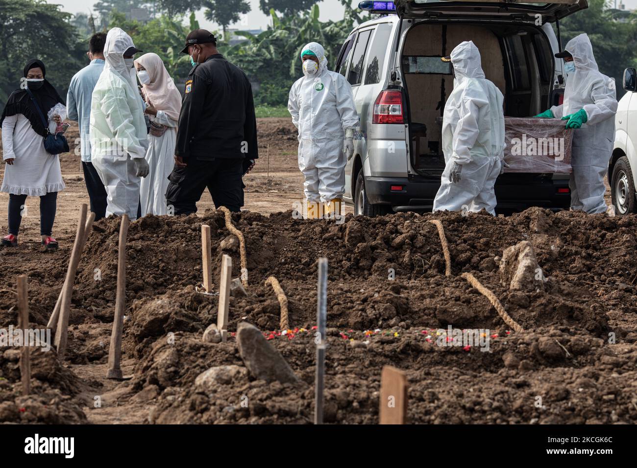 People at the Covid-19 graveyard in Jakarta, Indonesia, on June 28, 2021. (Photo by Donal Husni/NurPhoto) Stock Photo