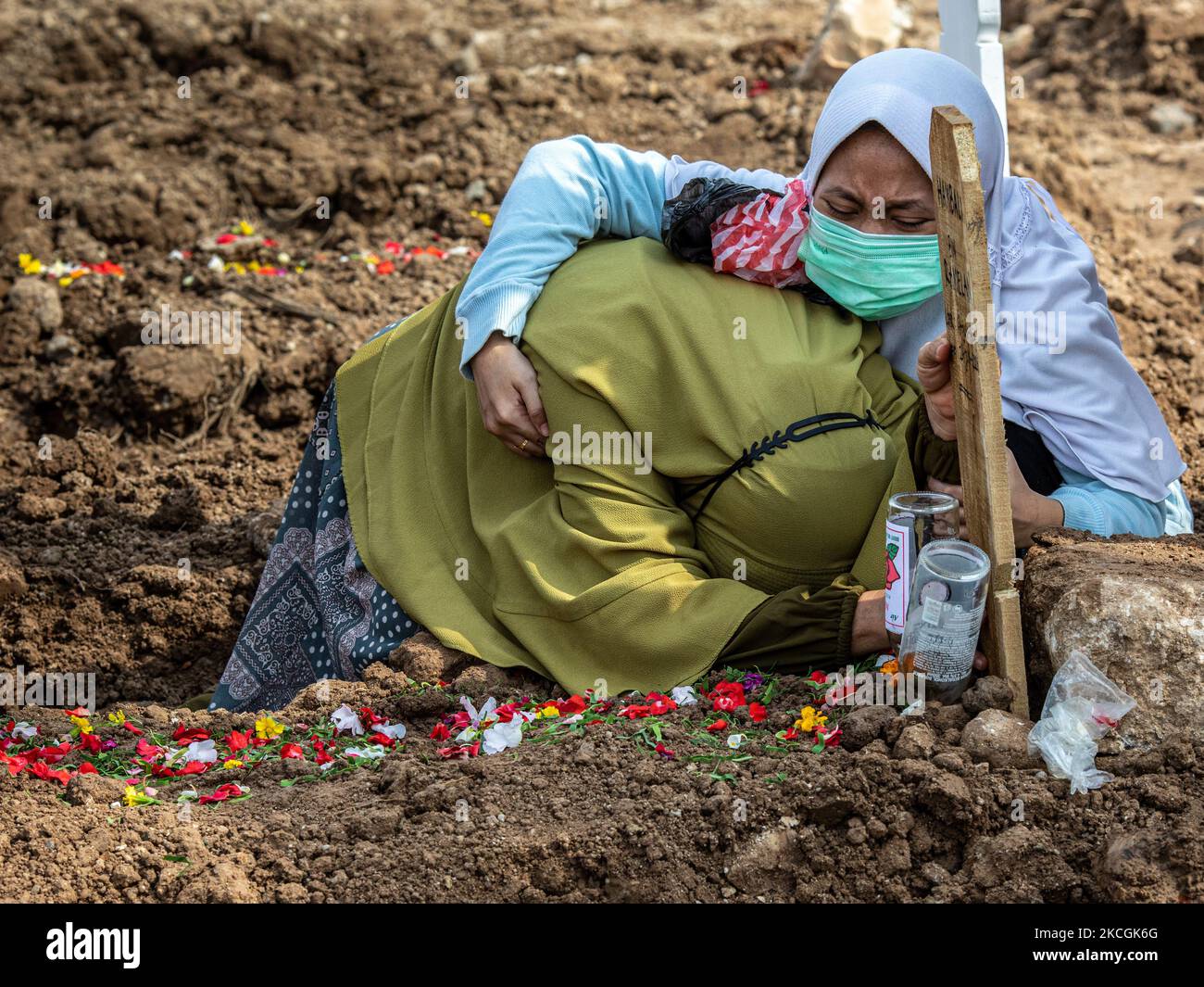 People at the Covid-19 graveyard in Jakarta, Indonesia, on June 28, 2021. (Photo by Donal Husni/NurPhoto) Stock Photo