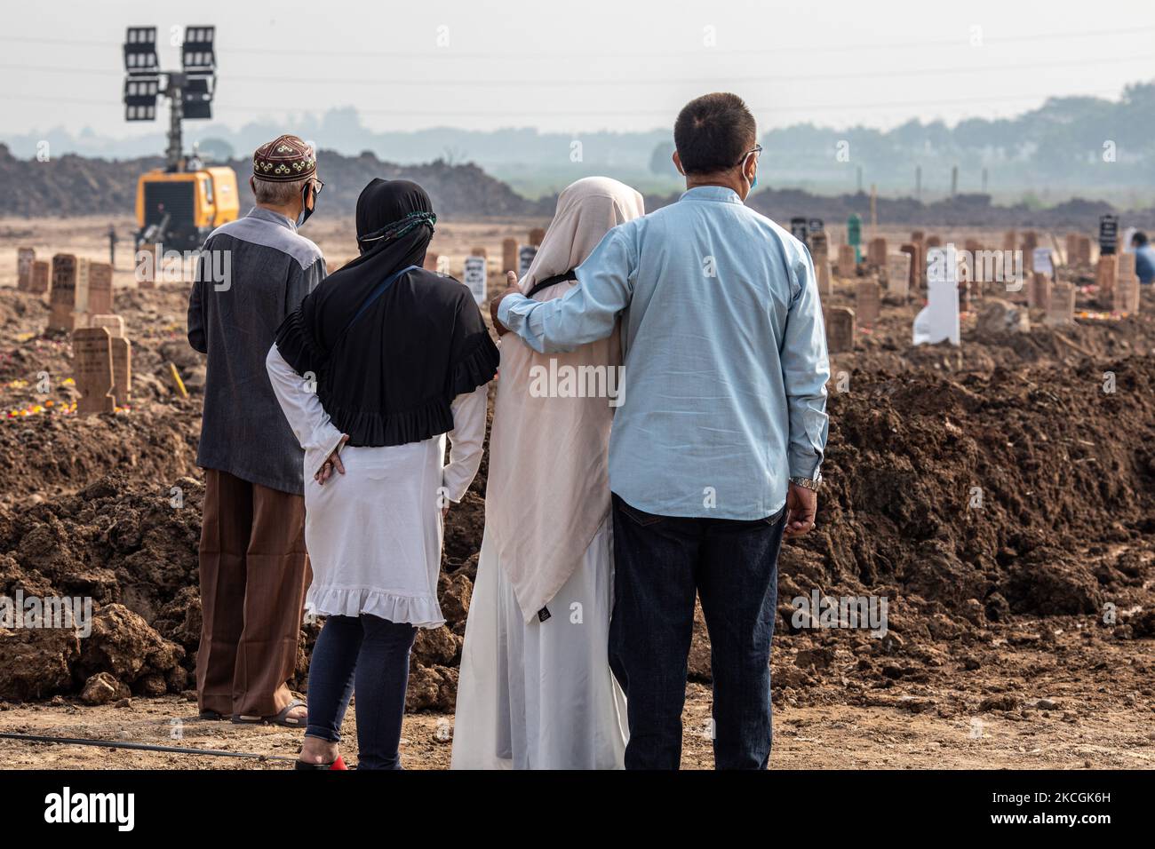 People at the Covid-19 graveyard in Jakarta, Indonesia, on June 28, 2021. (Photo by Donal Husni/NurPhoto) Stock Photo