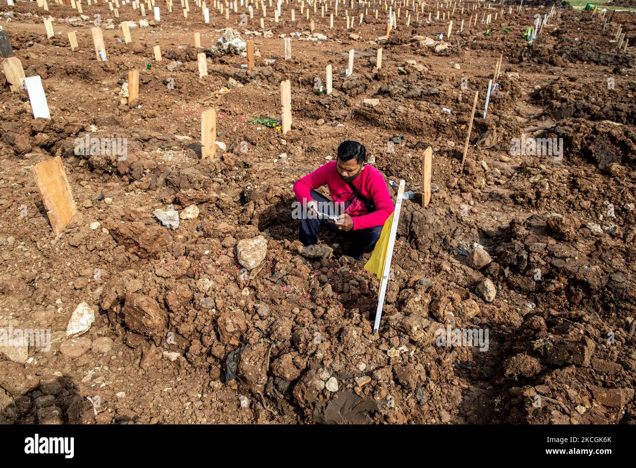 People at the Covid-19 graveyard in Jakarta, Indonesia, on June 28, 2021. (Photo by Donal Husni/NurPhoto) Stock Photo