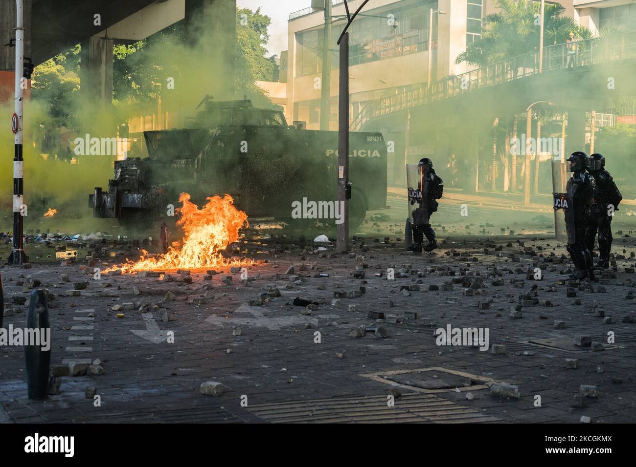 Demonstrators clash with riot police during a protest against the government in Medellin, Colombia, on June 28, 2021. Some people injured by police shoots with no letal guns. (Photo by Santiago Botero/NurPhoto) Stock Photo