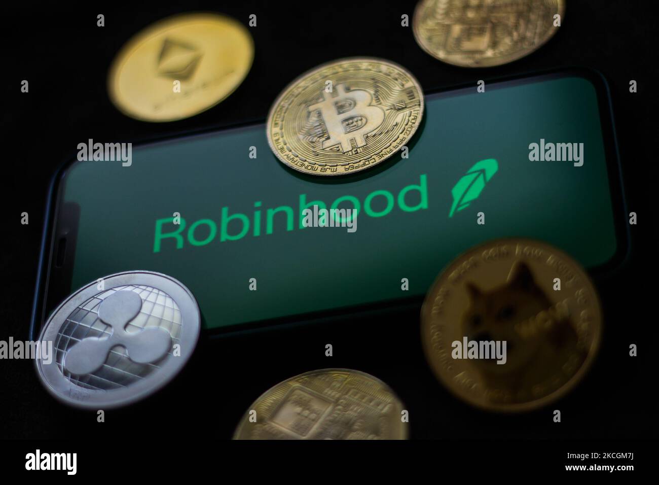 Robinhood app logo with Bitcoin in a wallet and keyboard Stock Photo - Alamy