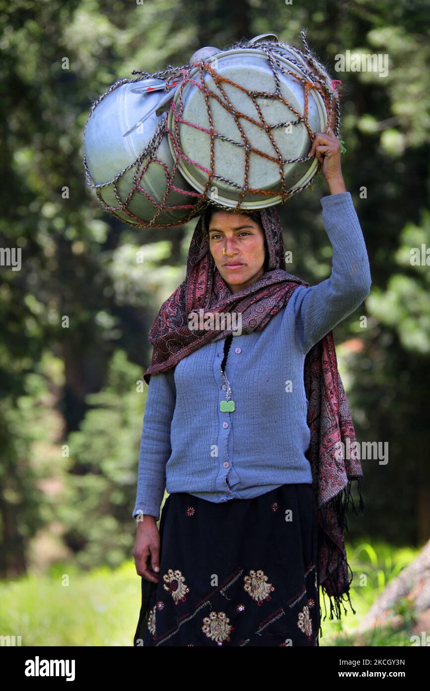 Woman head load india hi-res stock photography and images - Page 5 - Alamy