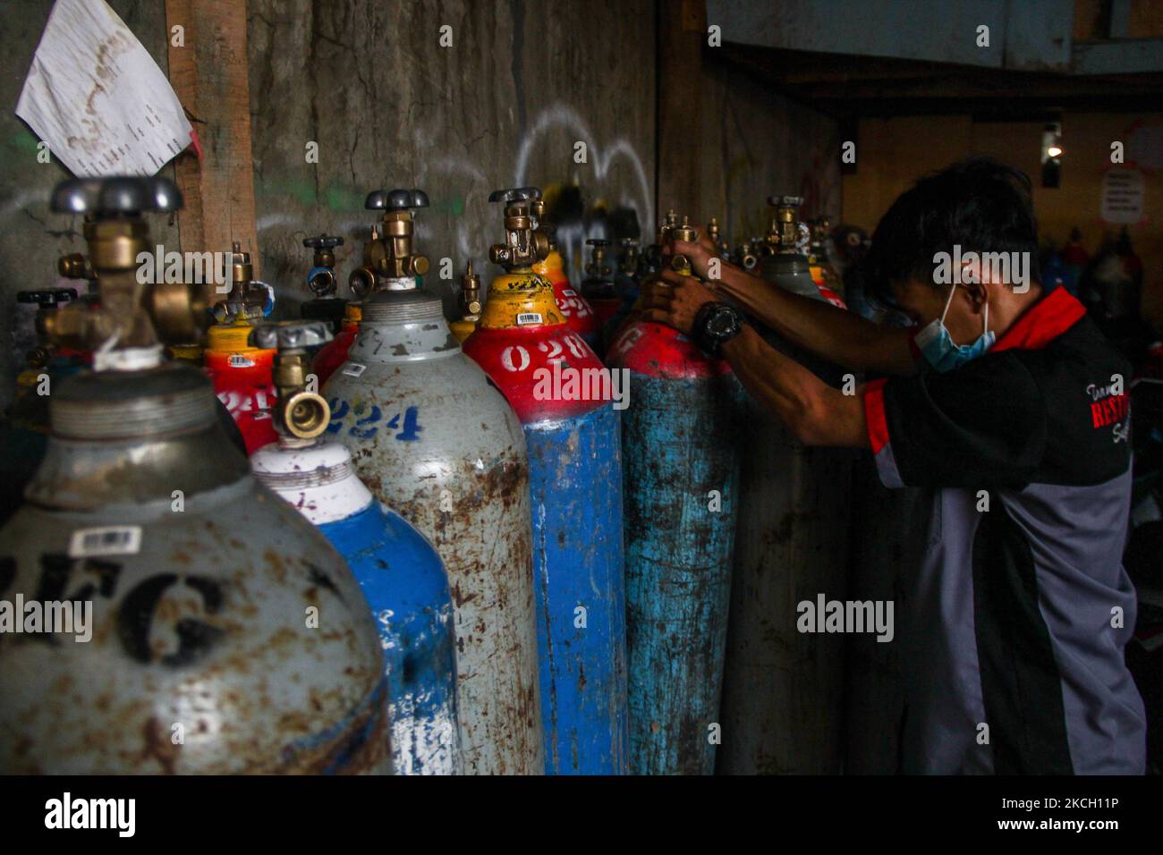 Empty oxygen cylinders hi-res stock photography and images - Alamy
