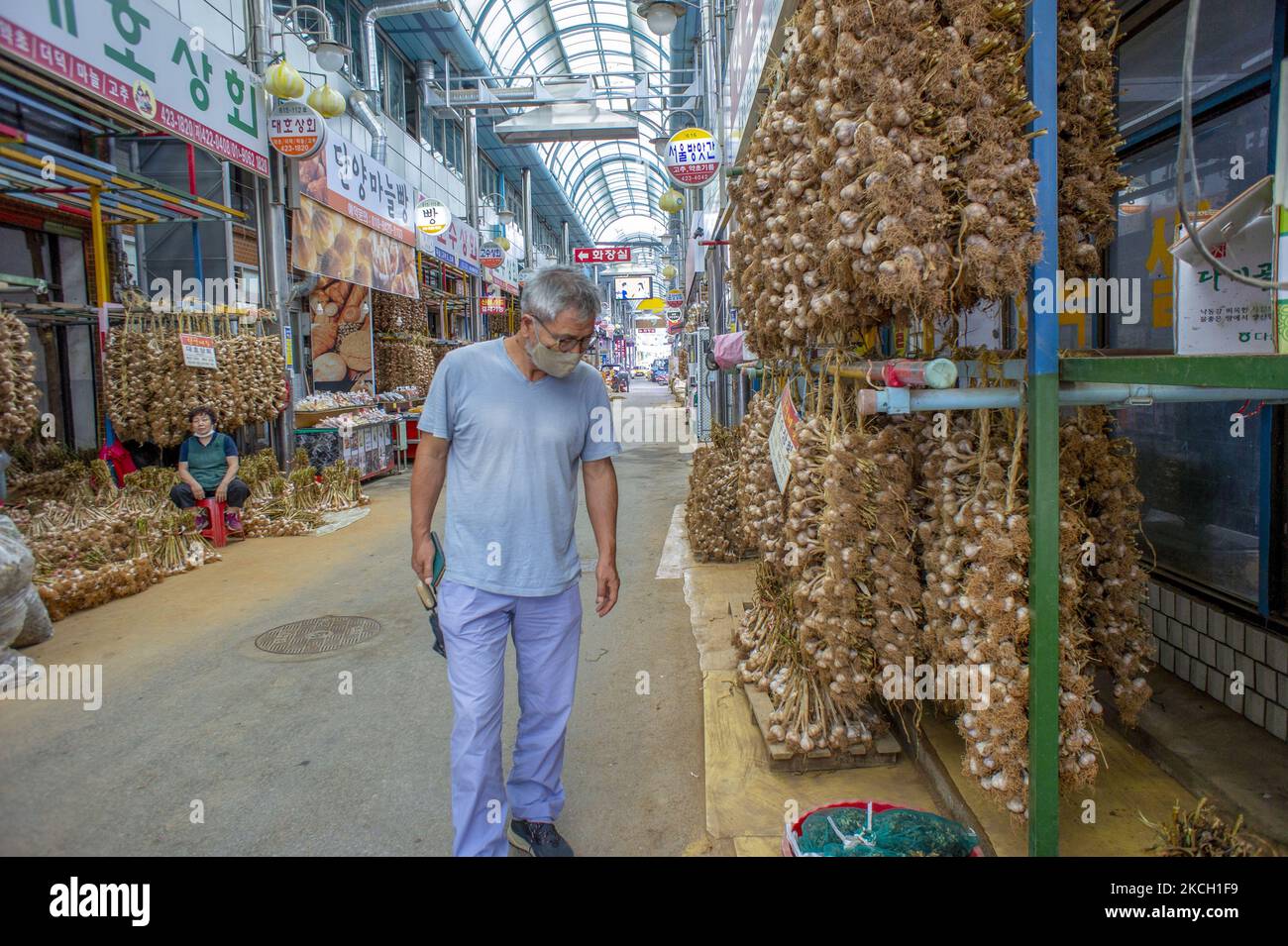 July 8, 2021-Danyang, South Korea-Bulbs of garlic are hung at a shop in a traditional market in Danyang, a town in South Korea's central province of North Chungcheong, South Korea. Opened in 1985, the Danyang garlic market is famous for its garlic. The garlic there is well known for its high quality. (Photo by Seung-il Ryu/NurPhoto) Stock Photo