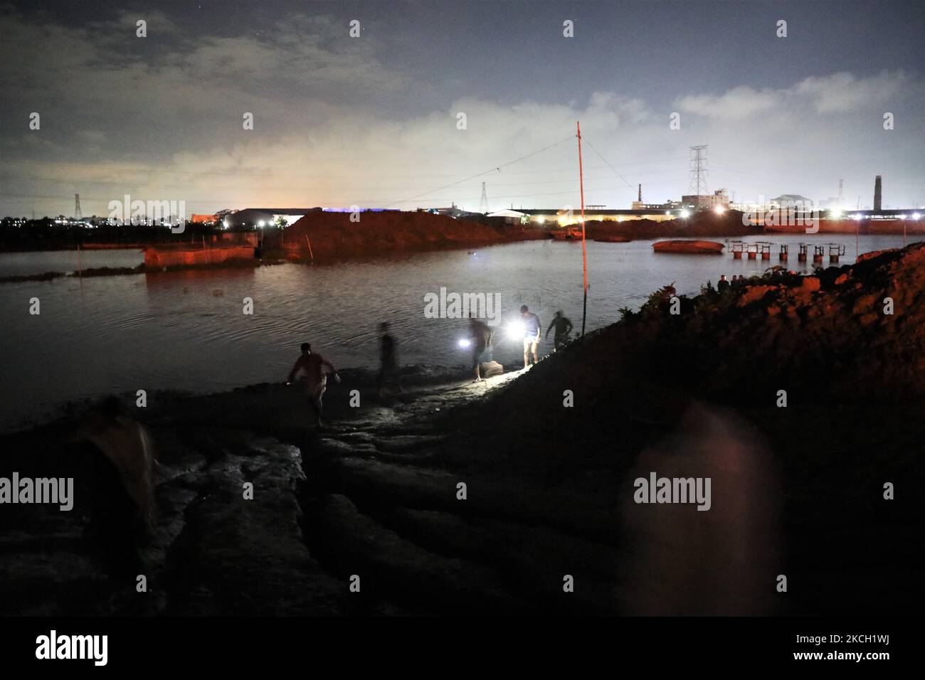 People run towards a fire scene of a juice factory that killed at least