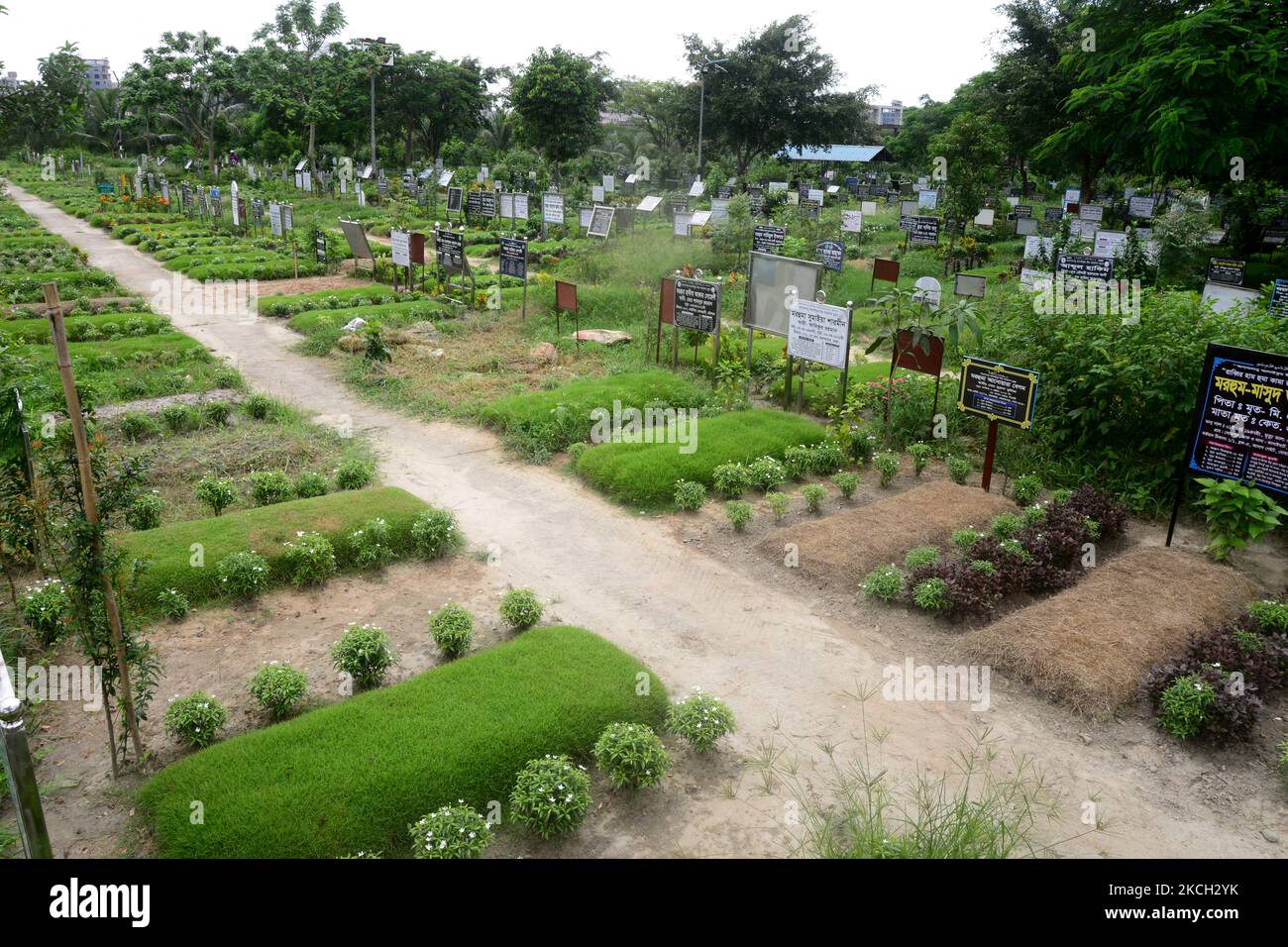 A general view of Rayer Bazar graveyard for dedicated of covid-19 victims in Dhaka, Bangladesh, on July 9, 2021 (Photo by Mamunur Rashid/NurPhoto) Stock Photo