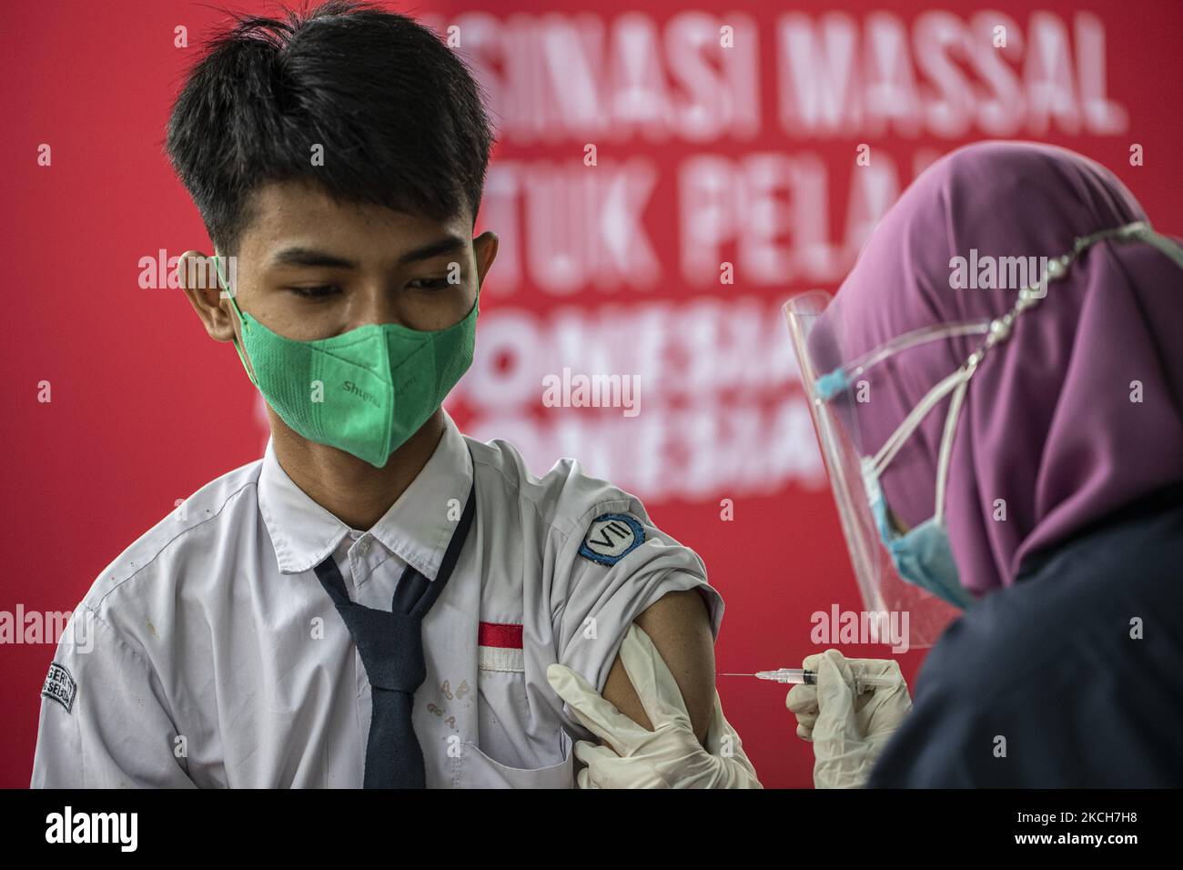 The South Tangerang Health Office conducts mass vaccination for school