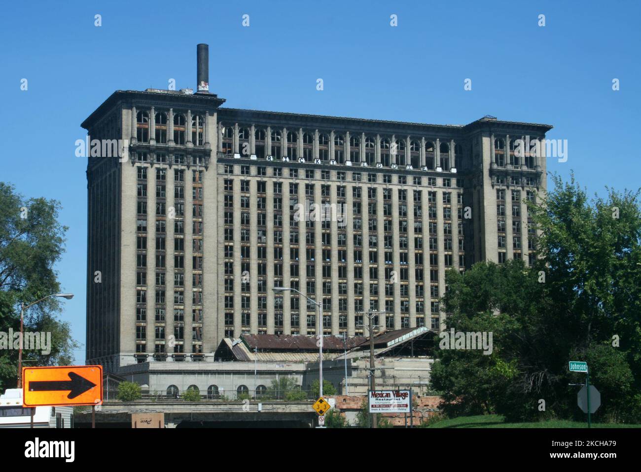 The shell of the abandoned Michigan Central Station building in downtown, Detroit, Michigan, USA, on September 01, 2007. Due to mass unemployment and poverty caused by the disappearance of the automotive manufacturing sector much of the city of Detroit has become a run-down urban wasteland. (Photo by Creative Touch Imaging Ltd./NurPhoto) Stock Photo