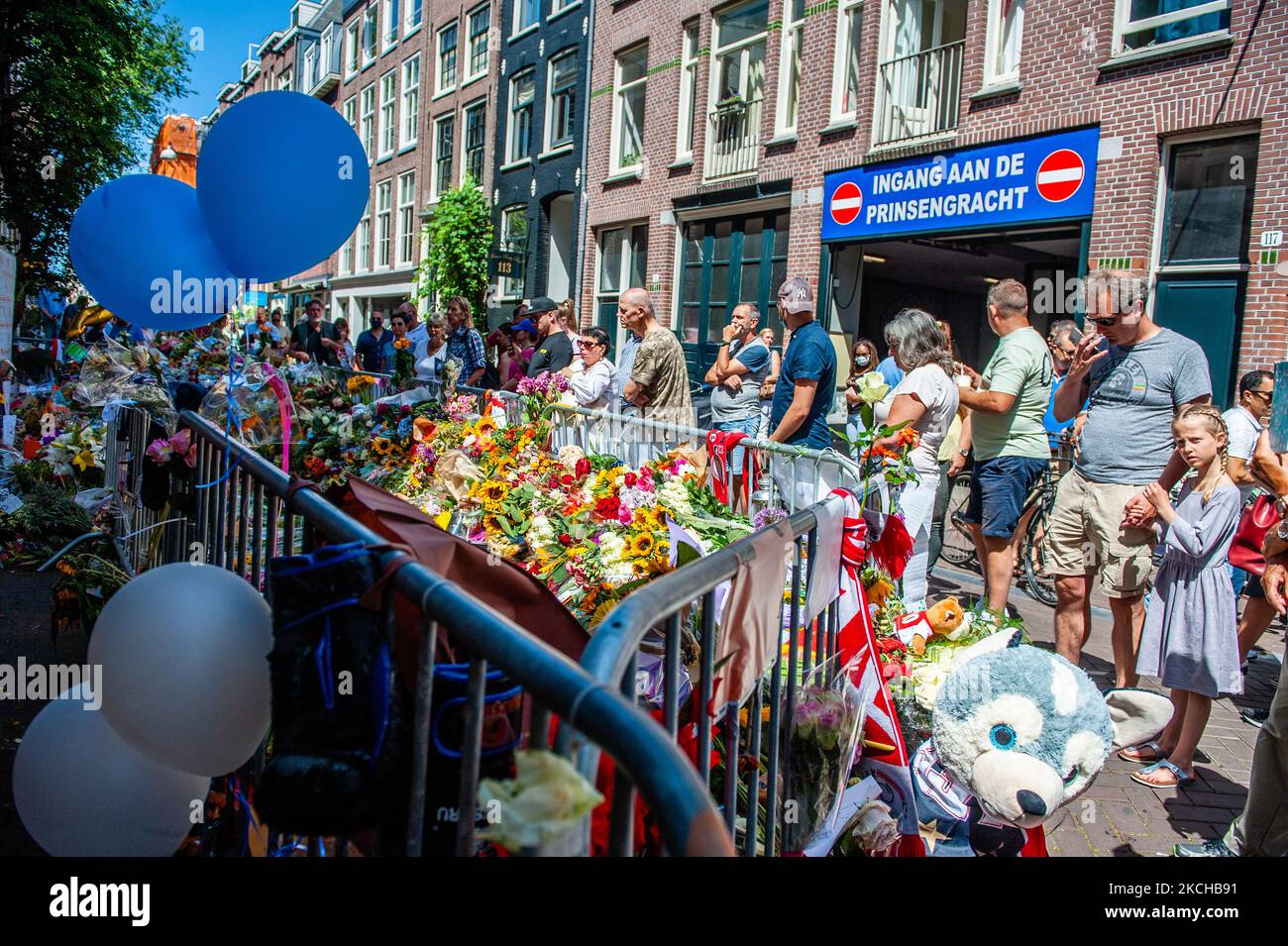 At the Lange Leidesdwarstraat in Amsterdam, where crime journalist Peter R. de Vries was shot 10 days ago after appearing on a television program, people keep coming to pay tribute and lay flowers. After days of fighting for his life, De Vries died this Thursday in the hospital. Two men have been arrested for the murder and have been remanded in custody, on July 17th, 2021. (Photo by Romy Arroyo Fernandez/NurPhoto) Stock Photo